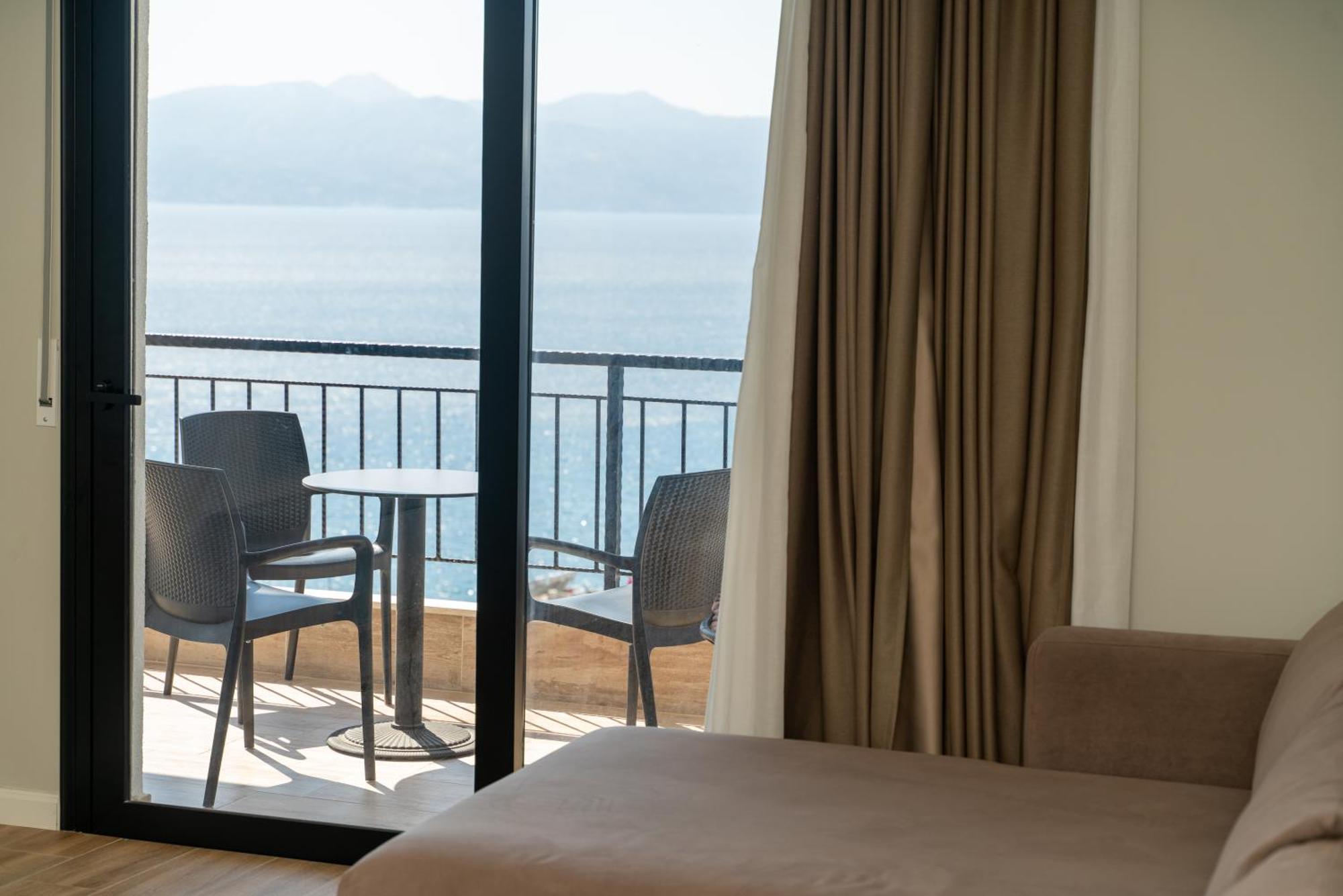 Blissful Apartments Sarande Exterior photo